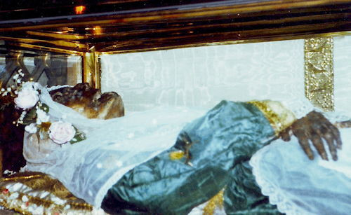 Thi thể của bà Zita được khai quật vào năm 1580. Khi ấy, người ta không khỏi kinh ngạc khi nhận thấy dù hơn 300 năm đã qua nhưng thi hài Zita không hề có dấu hiệu bị phân hủy.