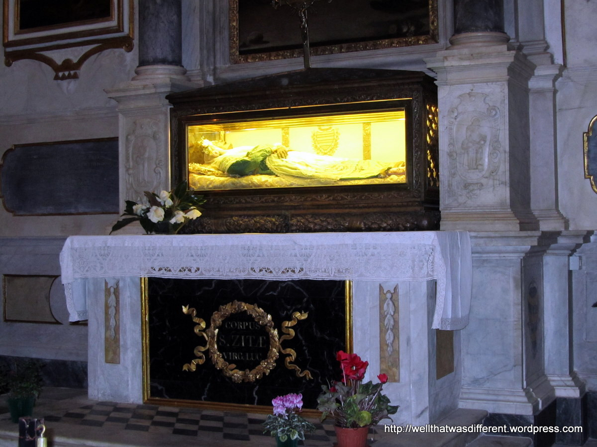 Sau khi tiến hành một loạt các kiểm tra, các chuyên gia kết luận thi hài bà Zita được ướp tự nhiên một cách hoàn hảo.