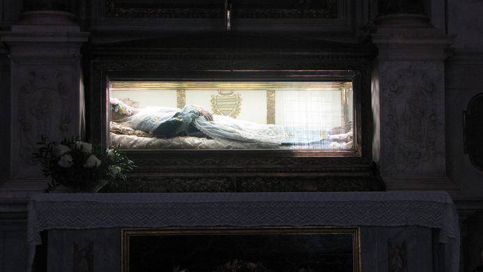 Sinh thời, Zita bị gia đình chủ bắt nhiều lần vì ăn cắp bánh mì để cho những người nghèo khổ.