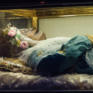 Do vậy, dù không trải qua các bước phức tạp trong quy trình ướp xác nhưng thi hài bà Zita vẫn còn nguyên vẹn sau hàng trăm năm. Chính vì điều này, Zita được phong thánh năm 1696.