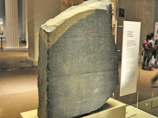 Ba hệ thống chữ viết này gồm: chữ tượng hình chính thức (hieroglyphic), chữ tượng hình bình dân (demotic) và chữ Hy Lạp để tất cả người dân có thể đọc hiểu.