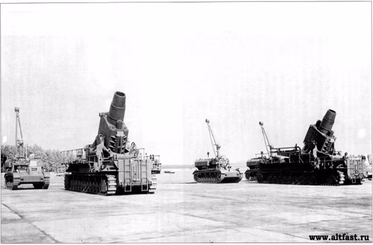 Để vận hành siêu cối tự hành 600mm Karl-Gerät, phát xít Đức cần tới 21 người. Theo thống kê, trong Thế chiến 2, Đức quốc xã chế tạo 7 khẩu Karl-Gerät nhưng chỉ có 6 vũ khí này được sử dụng trên chiến trường.