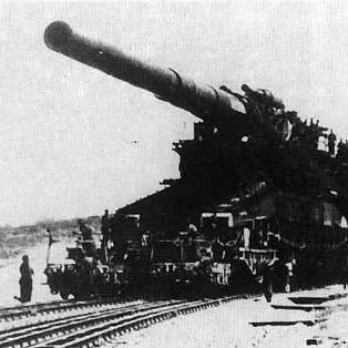 Theo thiết kế, đại pháo Schwerer Gustav trang bị những viên đạn nặng tới 7 tấn có thể bắn mục tiêu xa tới 47 km. Do vậy, vũ khí này từng được Hitler sử dụng trong cuộc xâm lược Liên Xô.