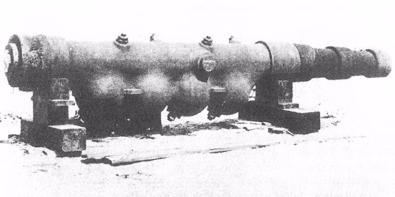 Đại bác Vergeltungswaffe 3 được các nhà khoa học Đức quốc xã chế tạo với kích thước siêu lớn. Trong những lần thử nghiệm, có lần Vergeltungswaffe 3 bắn quả đạn đạt tầm bắn lên tới 88 km.