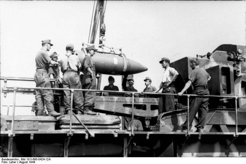 Đây là vũ khí khiến phát xít Đức vô cùng tự hào. Karl-Gerät với nòng 600mm có trọng lượng lên tới 124 tấn, dài 11m và cao hơn 4m. Với kích thước lớn như vậy, nó được phát xít Đức di chuyển với sự hỗ trợ của tàu hỏa khi đến địa điểm xa.