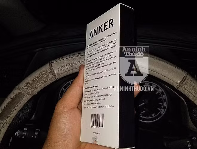 Sau khi trả tiền, nạn nhân mở gói bọc và thấy vỏ sản phẩm như thật, cảm giác cầm khá đầm tay