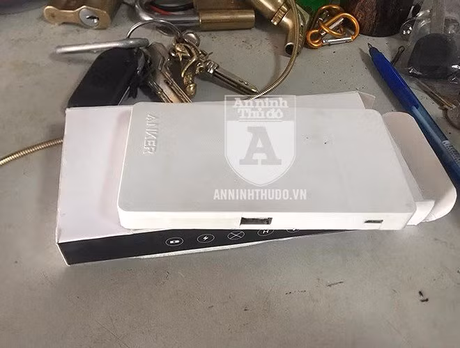 Nhưng khi mở hộp, "thiết bị thông minh Anker" lại có vỏ nhựa trông rất rẻ tiền, tạm bợ, khác hẳn lời quảng cáo "vỏ bằng nhựa cao cấp"