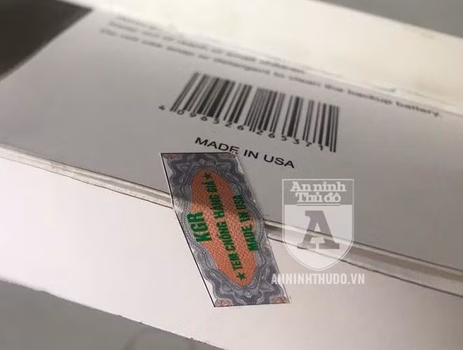 Vỏ hộp ghi "Made in USA", và có cả... tem chống hàng giả (?!)