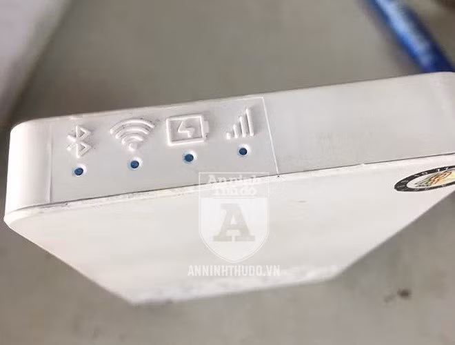 Những biểu tượng trên chiếc vỏ nhựa này khiến người ta liên tưởng tới các món đồ chơi bằng nhựa của trẻ con