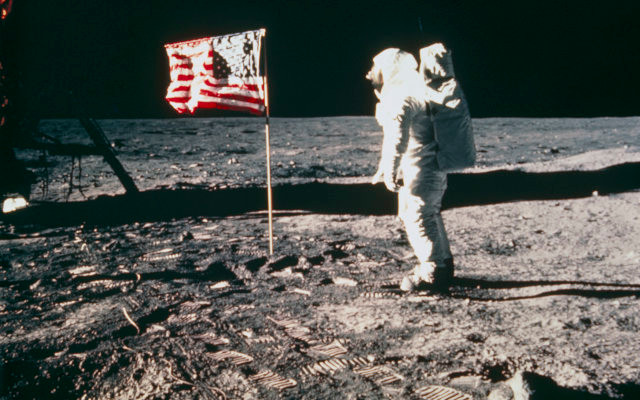 Tuy nhiên, một số người tin vào thuyết âm mưu cho rằng Neil Armstrong hay bất cứ phi hành gia nào chưa từng đặt chân lên Mặt trăng. Tất cả chỉ là một trò lừa bịp được dàn dựng.