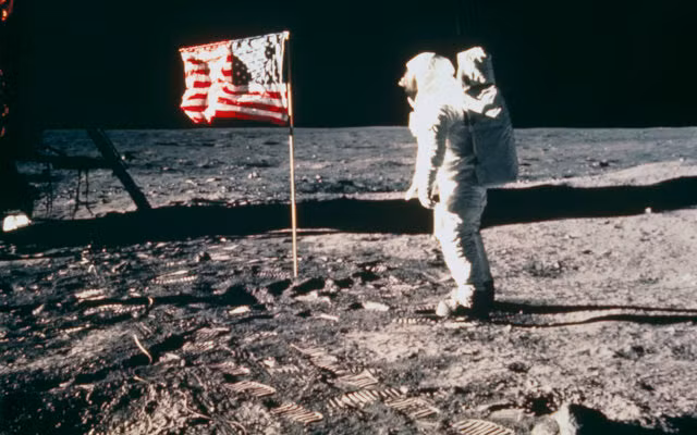 Tuy nhiên, một số người tin vào thuyết âm mưu cho rằng Neil Armstrong hay bất cứ phi hành gia nào chưa từng đặt chân lên Mặt trăng. Tất cả chỉ là một trò lừa bịp được dàn dựng.