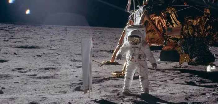 Người ta cũng chỉ ra, những bức ảnh chụp bề mặt Mặt trăng có ánh sáng không đồng đều. Điều này khiến nhiều người hoài nghi ánh sáng trong bức ảnh là từ đèn chiếu chứ không phải của ánh sáng tự nhiên.