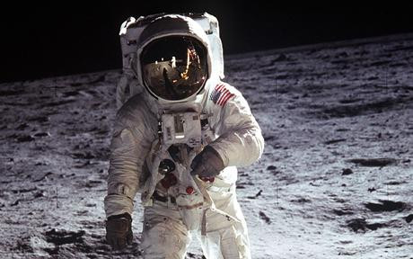 Thêm nữa, Cơ quan hàng không vũ trụ Mỹ (NASA) còn công bố 2 tấm ảnh chụp cùng một lá cờ được các phi hành gia cắm trên bề mặt Mặt trăng.