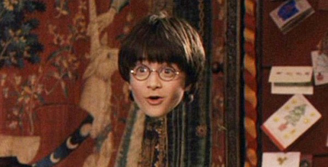 Khi khoác chiếc áo đặc biệt này, Harry Potter sẽ có thể "biến mất" khiến người khác không hay biết về sự có mặt của họ trong phòng hay có thể lén đi ra ngoài mà không bị ai phát hiện...