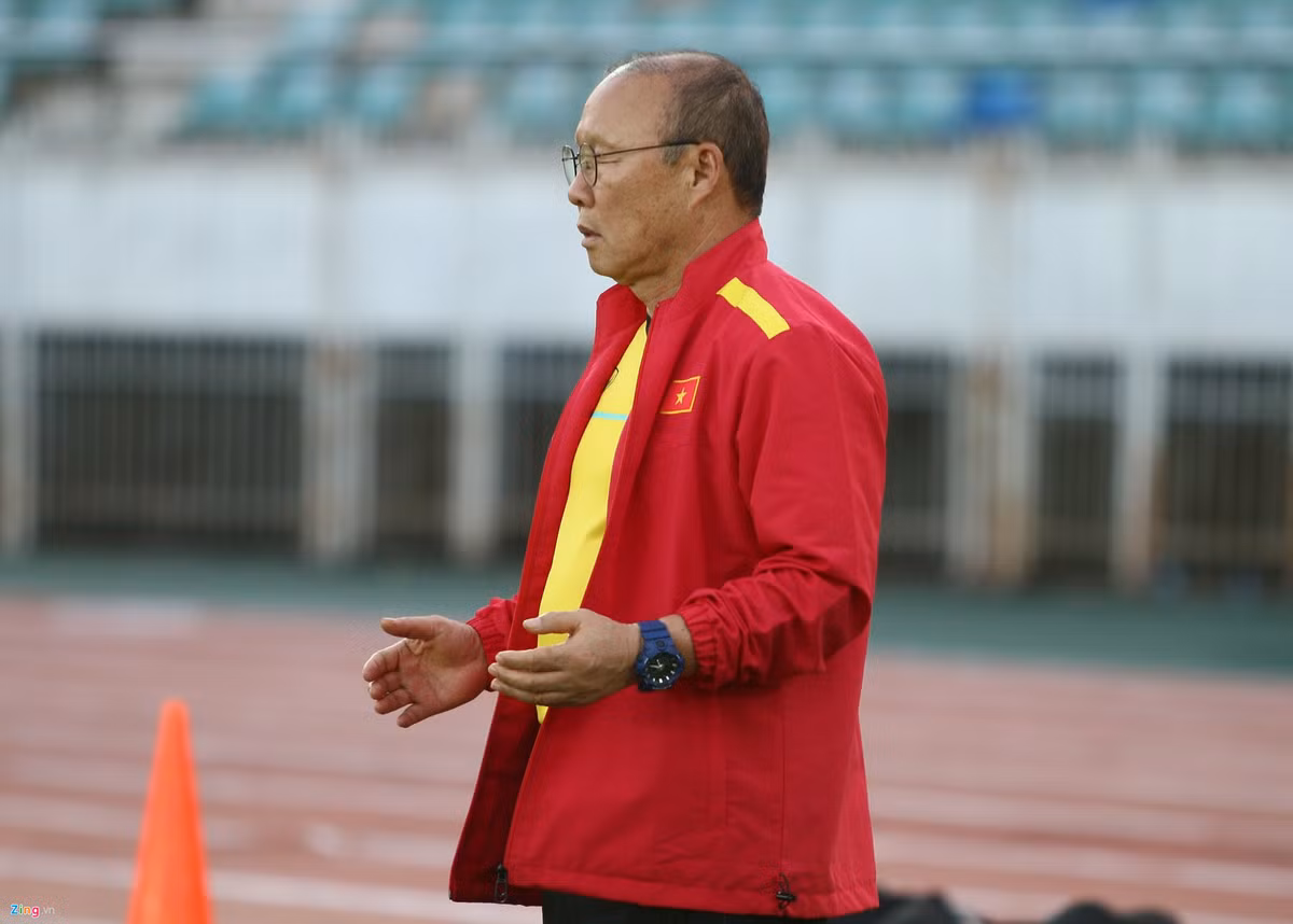 Trên sân vận động quốc gia Lào, ông Park cũng từng thực hiện nghi thức tâm linh. Nay ông làm lại điều đó trên sân Thuwunna, địa điểm diễn ra trận đấu vào lúc 18h30 ngày 20/11.