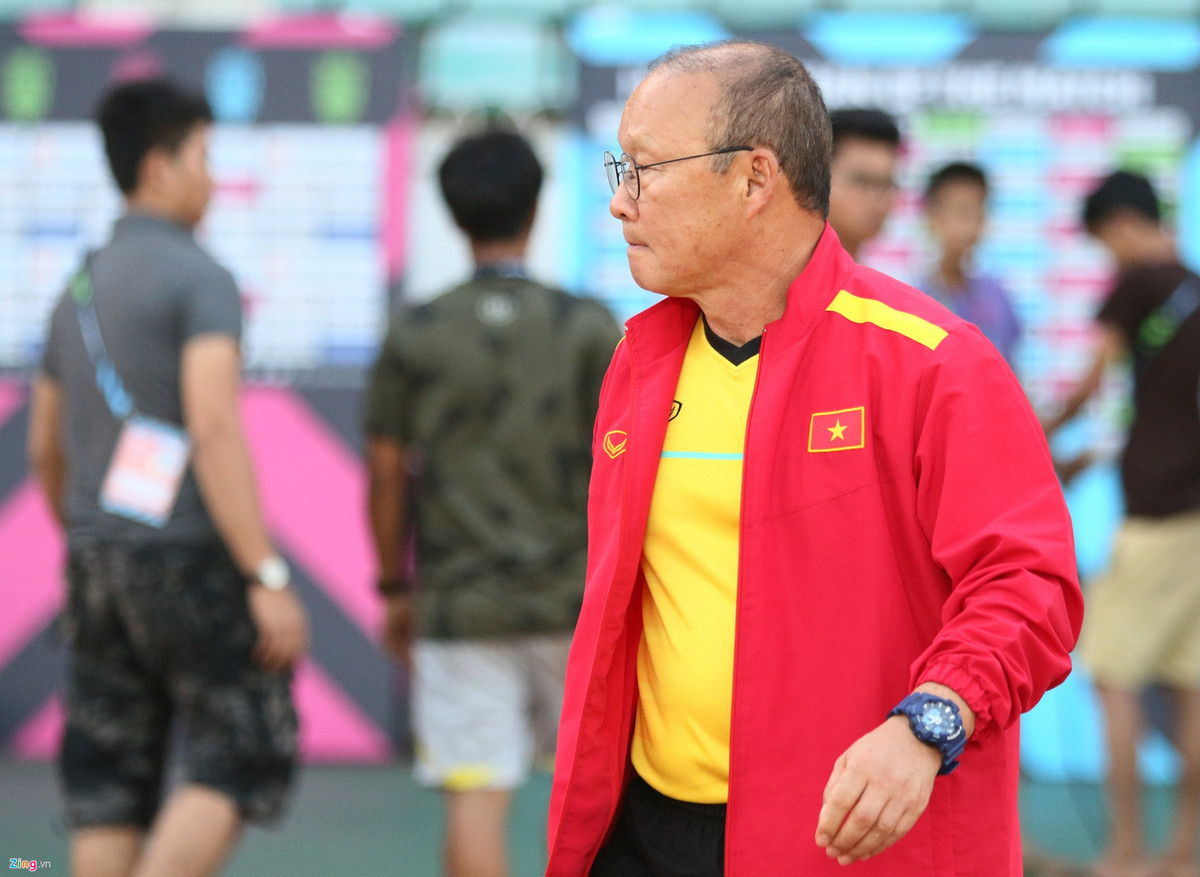 Đội tuyển Việt Nam có buổi tập làm quen sân Thuwunna lúc 16h30. Ngay khi bước ra sân thi đấu mới, điều đầu tiên huấn luyện viên 59 tuổi làm như thường lệ là nhìn xung quanh rồi bước thẳng ra khoảng giữa sân.