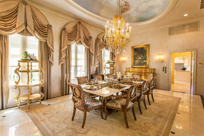 Phòng ăn chính của biệt thự với sức chứa 8 người.