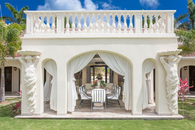 Tháng 5/2017, ông Trump bắt đầu rao bán căn biệt thự này với giá 28 triệu USD (~653 tỷ đồng).