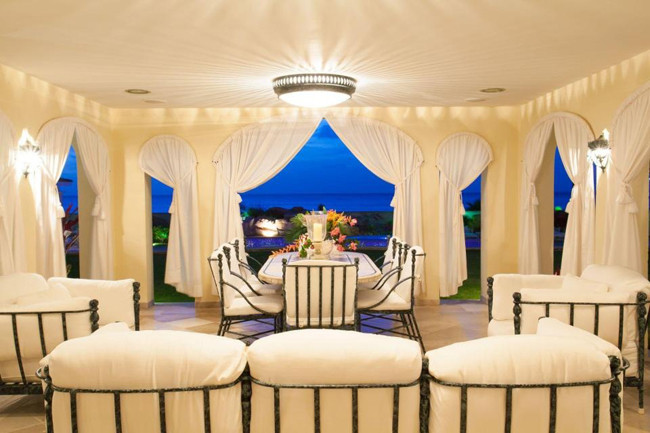 Phòng ăn tối ngoài trời.