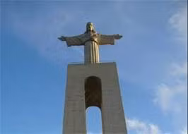 Nguyên do là vì tượng đài Chúa Jesus được đặt trên đỉnh một tòa tháp cao trên khu đồi cao ở phía bắc Lisbon. Người dân có thể nhìn thấy bức tượng từ xa.