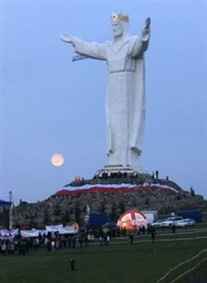 Chi phí cho toàn bộ dự án thi công tượng Chúa Kitô Vua ước tính vào khoảng 1,5 triệu USD. Toàn bộ số tiền được người dân quyên góp. Mời độc giả xem video: Thêm hé lộ mới về "hầm mộ" của Chúa Jesus (nguồn: VTC14)