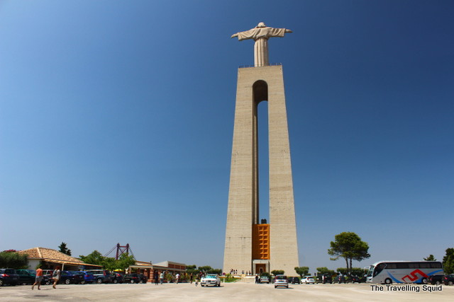 Bức tượng Cristo Rei giang tay được nhiều người liên tưởng giống như Người đang che chở cho thành phố Lisbon. Phải mất 10 năm (từ năm 1959 - 1969), công trình này mới hoàn thành.