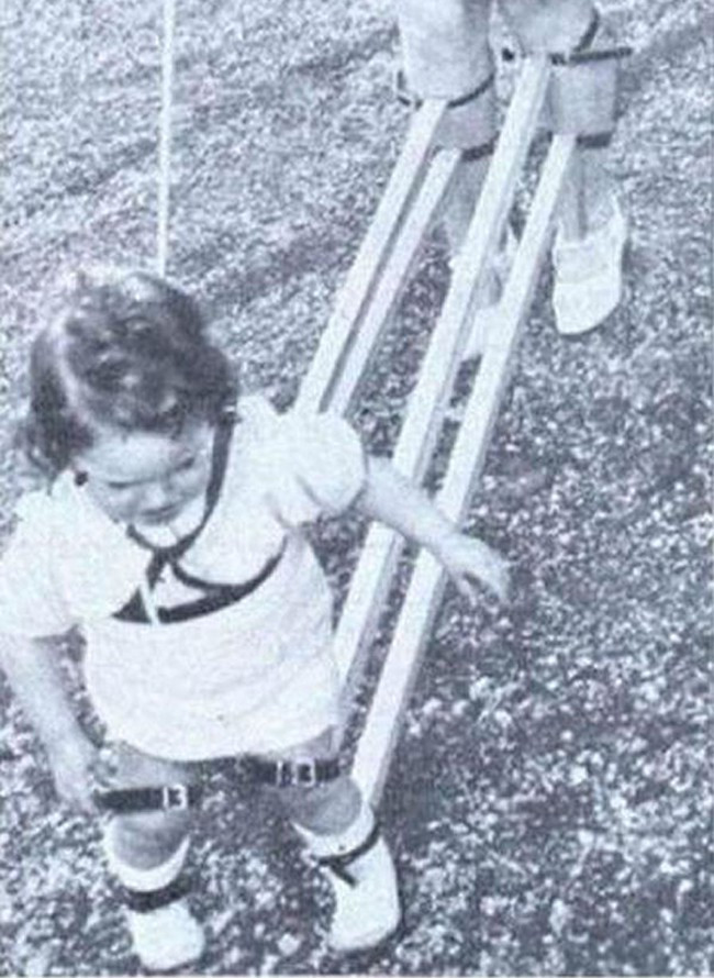 Thiết bị giúp trẻ tập đi trong khi cha mẹ đi phía sau để giữ thăng bằng cho con.