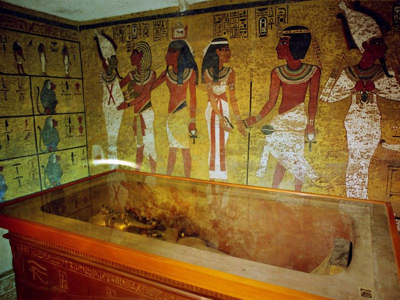 Không chỉ dân thường, các thành viên hoàng tộc thời xưa quan niệm việc kết hôn với anh chị em ruột hay họ hàng gần gũi là nhằm duy trì quyền lực cũng như dòng máu hoàng gia thuần chủng, không bị pha tạp.