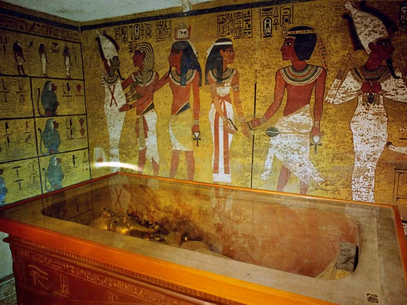 Không chỉ dân thường, các thành viên hoàng tộc thời xưa quan niệm việc kết hôn với anh chị em ruột hay họ hàng gần gũi là nhằm duy trì quyền lực cũng như dòng máu hoàng gia thuần chủng, không bị pha tạp.