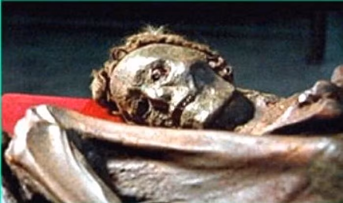 Kết quả kiểm tra cho thấy các xác ướp có mái tóc hung hoặc mầu hạt dẻ, mũi cao, dài và môi mỏng. Đây là những đặc điểm nhận dạng của người châu Âu.