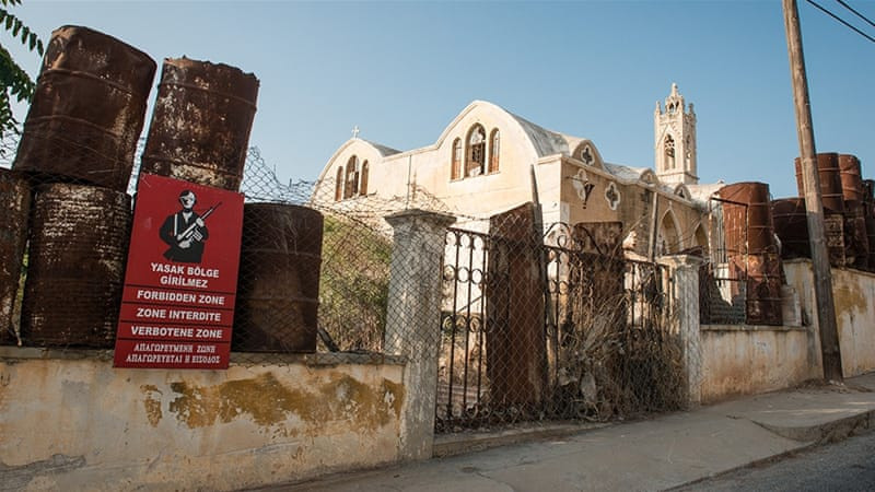 Nhiều người nổi tiếng, giàu có như Elizabeth Taylor, Richard Burton, Raquel Welch, Brigitte Bardot... từng đến các khu nghỉ dưỡng ở Varosha.