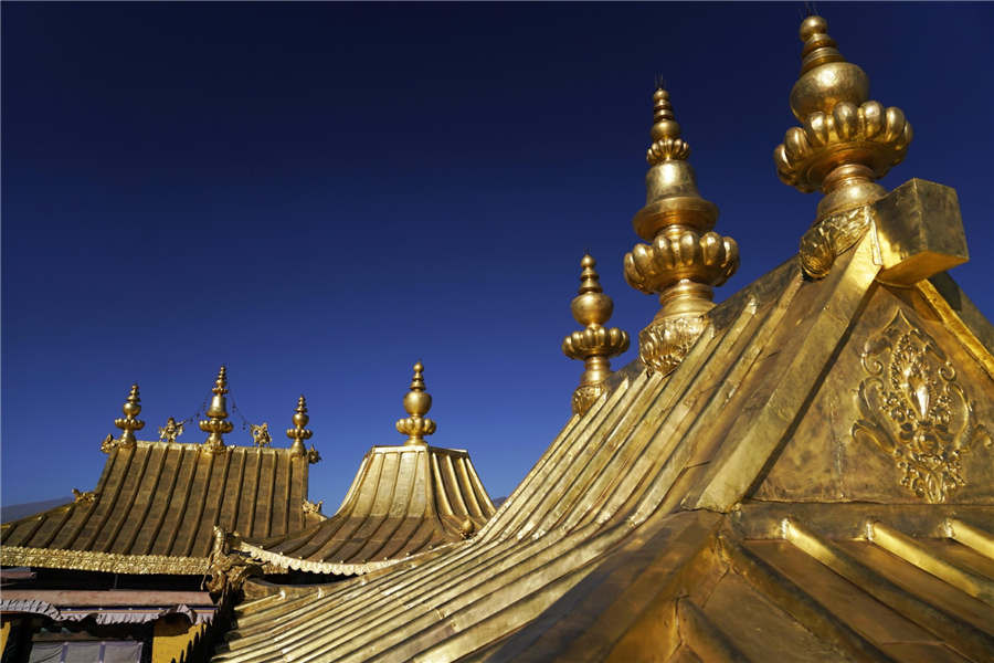 Cung điện Potala gồm hai tòa lầu chính gồm: Portrang Karpo (Bạch Cung) và Portrang Marpo (Hồng Cung).