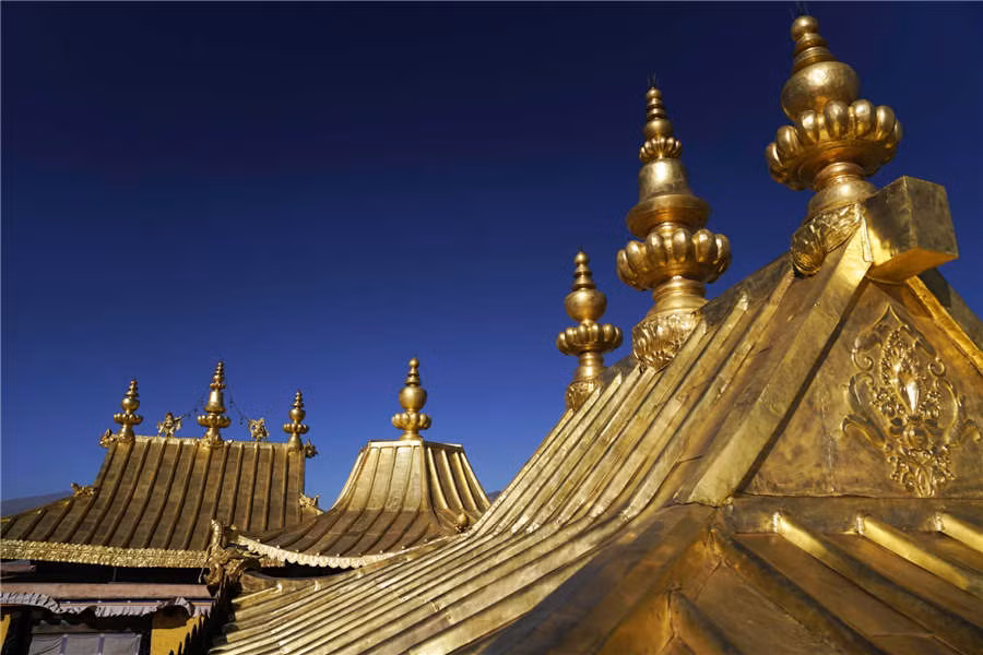 Cung điện Potala gồm hai tòa lầu chính gồm: Portrang Karpo (Bạch Cung) và Portrang Marpo (Hồng Cung).