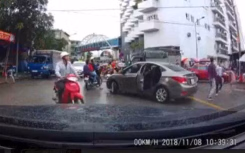 Bi hanh hung da man sau va cham giao thong