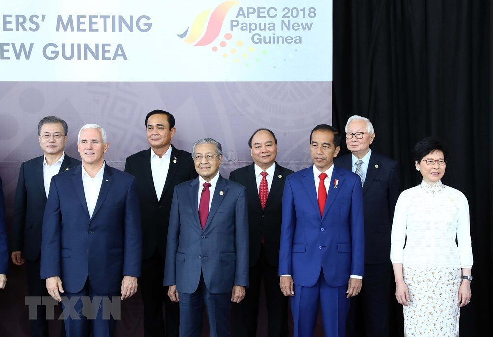 Thủ tướng Nguyễn Xuân Phúc chụp ảnh chung với các nhà lãnh đạo APEC.