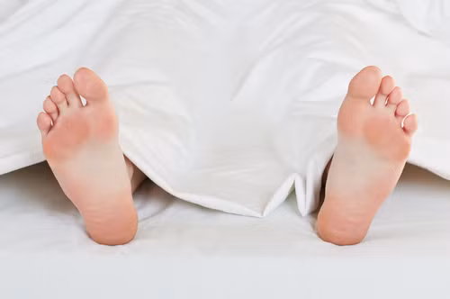 Những chất khí trên khiến thi thể sưng phồng lên, tạo ra sức ép đẩy thai nhi trong cơ thể người mẹ quá cố ra ngoài. Do vậy, hiện tượng người mẹ sinh con sau khi chết xảy ra là nhờ quá trình phân hủy thi thể.