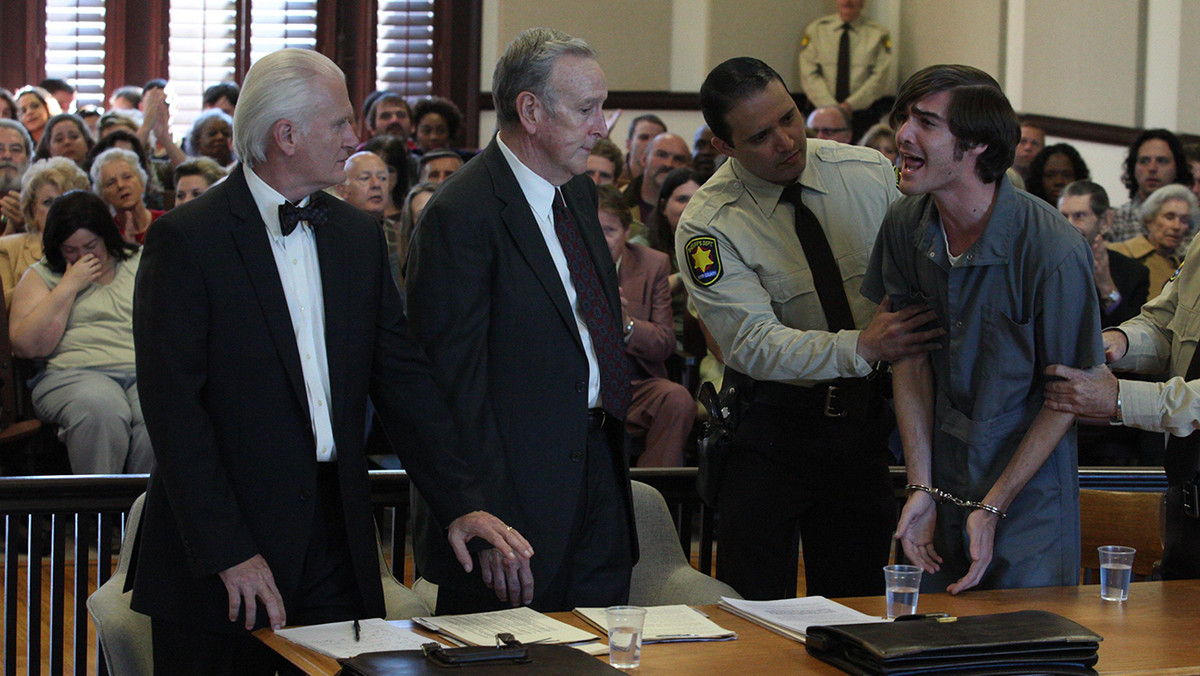 Thầy giáo của Garrett - người đứng ra làm chứng khiến cậu học trò của mình bị tử hình oan - tự sát sau khi vụ án kết thúc.