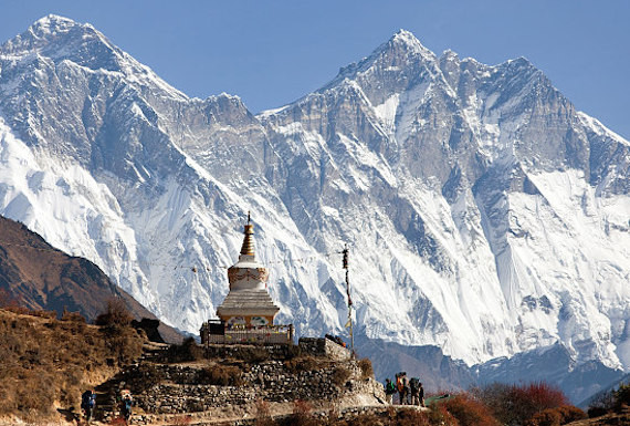 Khi ấy, người dân địa phương sẽ nhờ đến những thầy tu để làm lễ trừ tà ma.