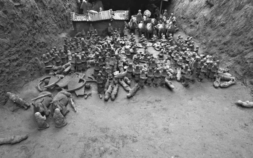 Điều thú vị là đội quân mới phát hiện nhỏ hơn nhiều so với đội quân đất nung được tìm thấy trong lăng mộ của Tần Thủy Hoàng.