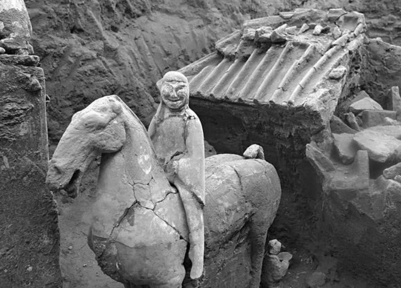 Bên cạnh tượng binh sĩ đất nung, các nhà khảo cổ còn tìm thấy tượng nhạc công, chòi canh, xe ngựa, mô hình rạp hát...