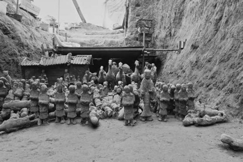 Các chuyên gia cho biết hố chôn chứa hàng trăm tượng đất nung tí hon trên có sau khi đội quân đất nung trong lăng mộ của Tần Thủy Hoàng ra đời khoảng 1 thế kỷ.