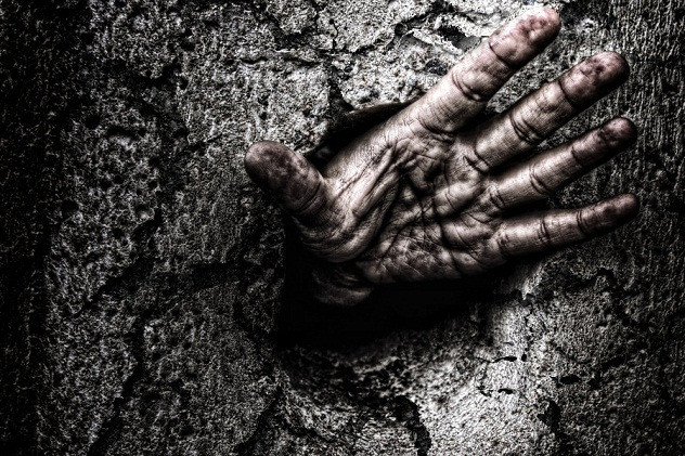 Các quan khách trong đám tang đều bỏ chạy và nghĩ rằng đó là ma. Thậm chí có người bị gãy 3 xương sườn trong lúc mọi người hỗn loạn tháo chạy. Thấy mọi người bỏ chạy, Dunbar đuổi theo mọi người về thị trấn.