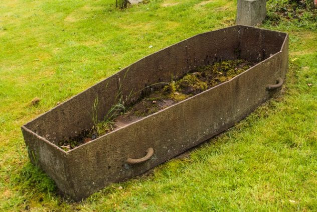 Khi hạ quan tài xuống huyệt, chị gái Dunbar đột nhiên muốn nhìn mặt em gái lần cuối nên xin phép linh mục cho mở quan tài. Khi quan tài được mở ra, Dunbar bỗng nhiên ngồi dậy, mỉm cười và ôm lấy người chị gái.