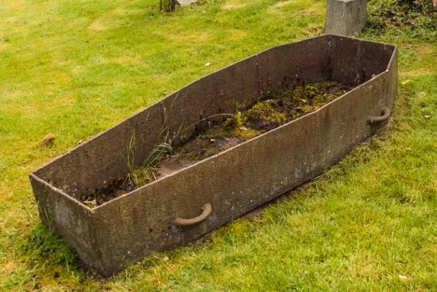 Khi hạ quan tài xuống huyệt, chị gái Dunbar đột nhiên muốn nhìn mặt em gái lần cuối nên xin phép linh mục cho mở quan tài. Khi quan tài được mở ra, Dunbar bỗng nhiên ngồi dậy, mỉm cười và ôm lấy người chị gái.