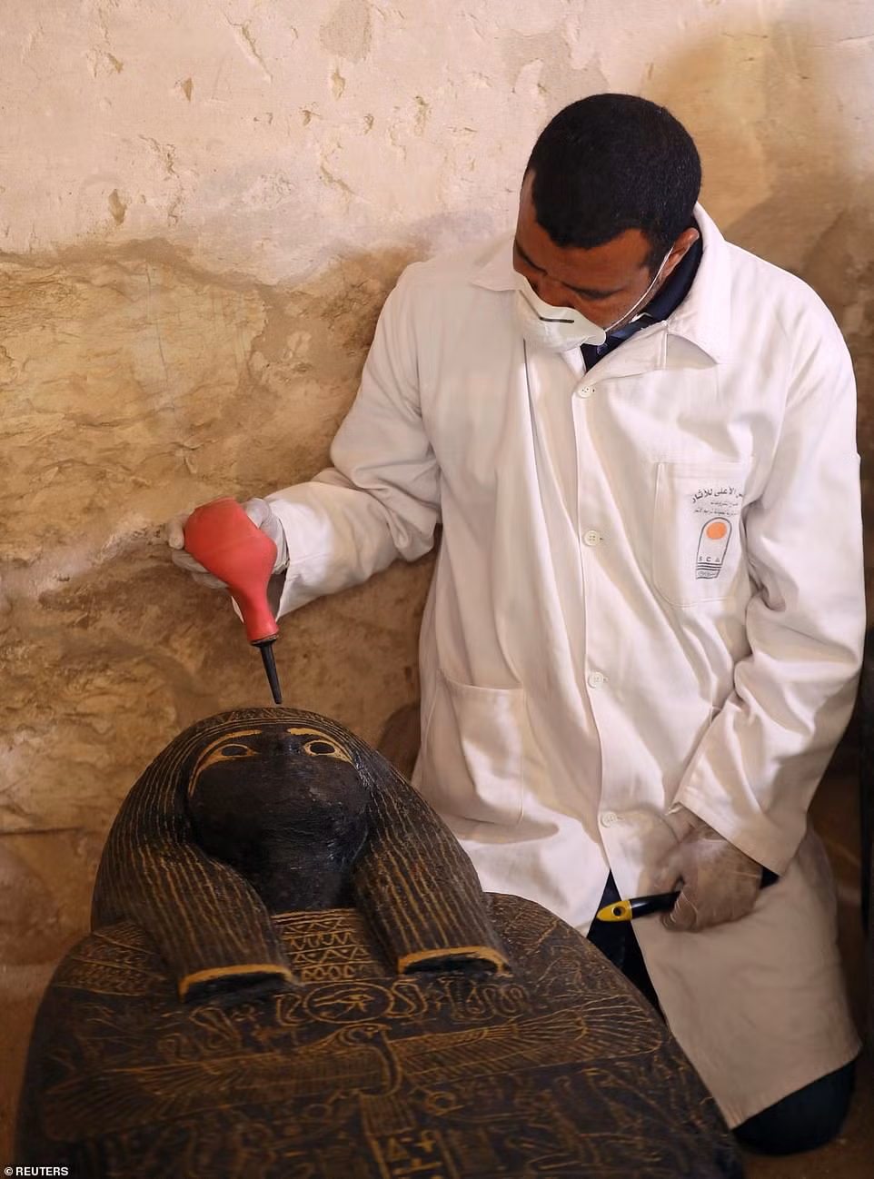 Bên trong ngôi mộ cổ có những bức tranh màu mô tả cuộc sống của người được chôn cất và gia đình của họ.