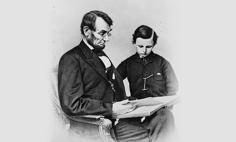 Khi ấy, Tổng thống Lincoln kể rằng ông nằm mơ thấy một chiếc quan tài với nhiều người lính đứng xung quanh bảo vệ.