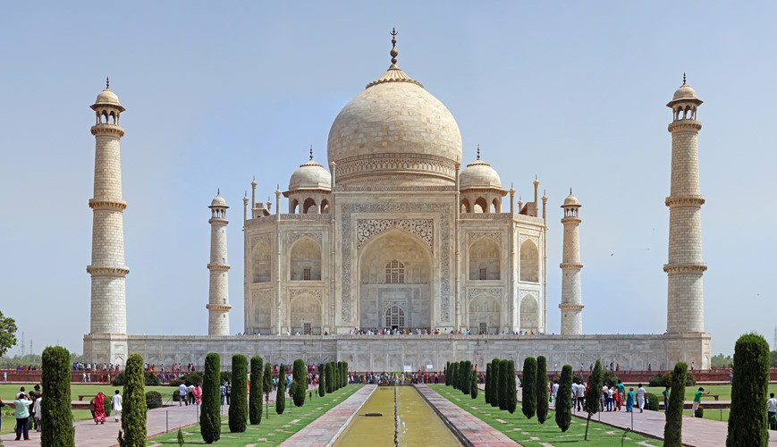 Nhiều người không biết lăng Taj Mahal không chỉ được xây dựng bằng đá cẩm thạch trắng.