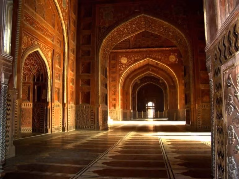 Nhiều nguyên vật liệu, đá quý có nguồn gốc từ nhiều quốc gia khác nhau. Trong đó, ngọc lam được đưa đến từ Tây Tạng.