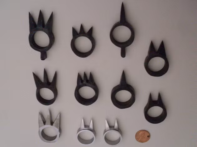 Kakute là vũ khí đáng sợ có nguồn gốc từ Nhật Bản. Nó thường làm từ sắt và có từ 1 - 3 đinh nhọn. Người dùng sẽ đeo nó vào các ngón tay và dùng để tấn công kẻ địch ở cự ly gần.