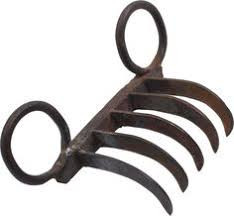 Vũ khí Bagh Nakh được thiết kế với những móng vuốt sắc nhọn để người dùng đeo vào tay rồi dùng nó tấn công đối thủ.